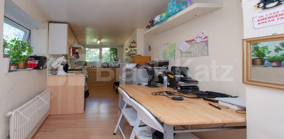 			1 Bedroom, 1 bath, 1 reception Flat			 Stamford Hill, Stoke Newington